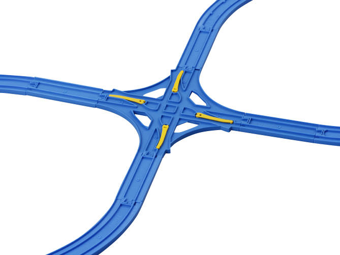 交叉口路轨的4个接口处连接1/2直线路轨之后再连接弯轨。
